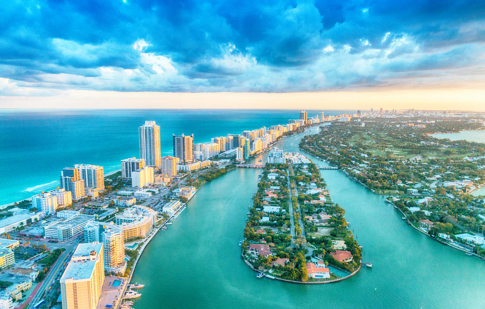 Vista aérea de Miami y Florida, costa e islas residenciales